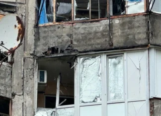 Війська РФ атакували дроном багатоповерхівку в Херсоні: постраждала пенсіонерка