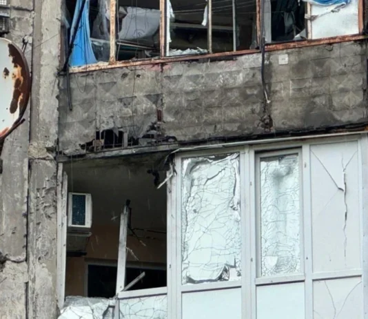 Війська РФ атакували дроном багатоповерхівку в Херсоні: постраждала пенсіонерка
