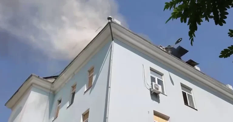 У Херсоні після удару FPV-дрона загорілася будівля — наслідки атаки. ФОТО. ВІДЕО