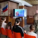 У РФ і на окупованих територіях у школах запроваджують “військову підготовку” та збільшують кількість уроків “історії”