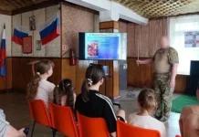 У РФ і на окупованих територіях у школах запроваджують “військову підготовку” та збільшують кількість уроків “історії”