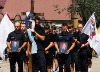 На Херсонщині попрощалися із загиблими від російського дрона рятувальником та його сином