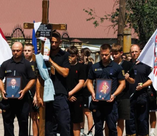 На Херсонщині попрощалися із загиблими від російського дрона рятувальником та його сином