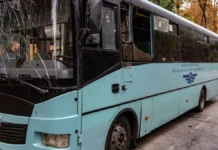 Який вигляд має автобус після російського удару в Херсоні. ФОТО