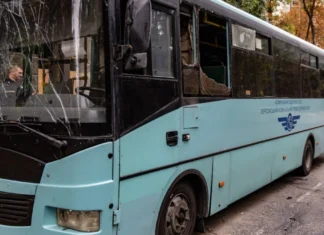 Який вигляд має автобус після російського удару в Херсоні. ФОТО