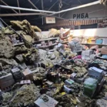 Війська РФ завдали удару по магазину в Херсоні, поранена людина. ФОТО