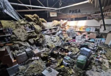 Війська РФ завдали удару по магазину в Херсоні, поранена людина. ФОТО