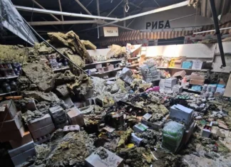 Війська РФ завдали удару по магазину в Херсоні, поранена людина. ФОТО