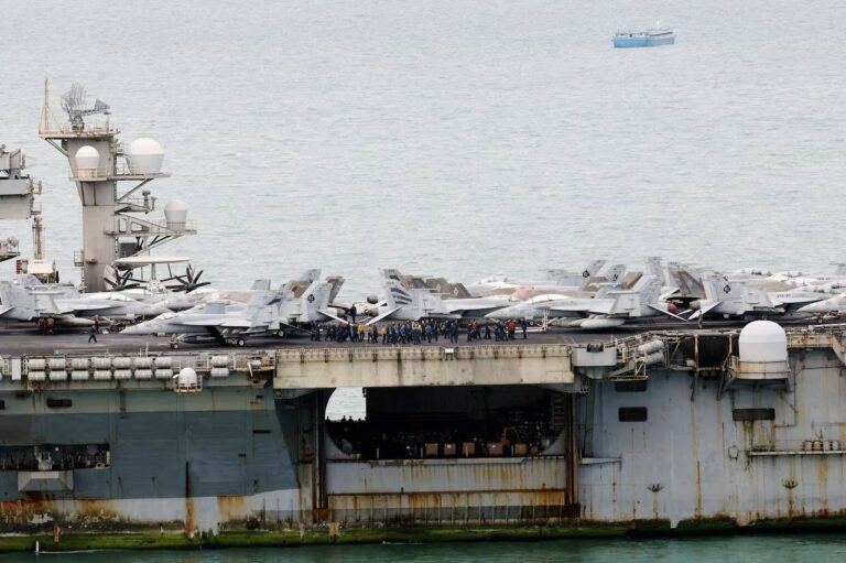 Весь ржавый: авианосец США прибыл в Таиланд после рекордного срока в море (видео)