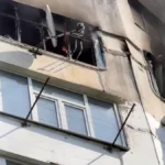 Війська РФ поцілили дроном по багатоповерхівці у Херсоні. ВІДЕО