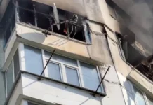 Війська РФ поцілили дроном по багатоповерхівці у Херсоні. ВІДЕО