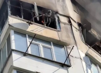 Війська РФ поцілили дроном по багатоповерхівці у Херсоні. ВІДЕО