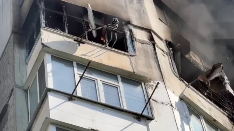 Війська РФ поцілили дроном по багатоповерхівці у Херсоні. ВІДЕО