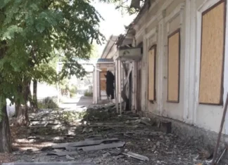 У Херсоні внаслідок російського авіаудару пошкоджено офіс Червоного Хреста. ФОТО