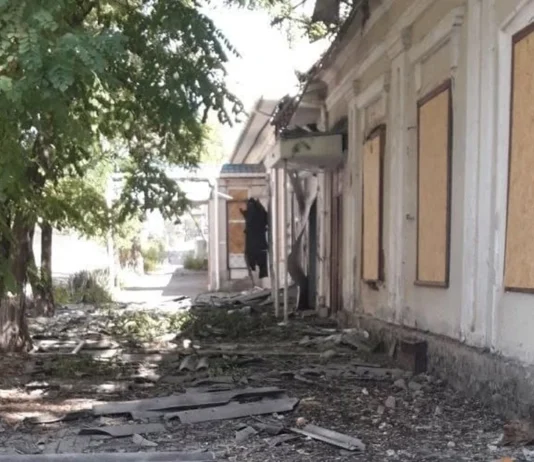 У Херсоні внаслідок російського авіаудару пошкоджено офіс Червоного Хреста. ФОТО