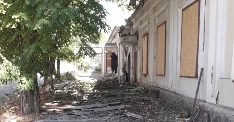 У Херсоні внаслідок російського авіаудару пошкоджено офіс Червоного Хреста. ФОТО