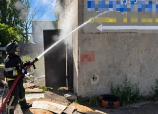 У Херсоні через російський обстріл загорілась нежитлова будівля. ФОТО