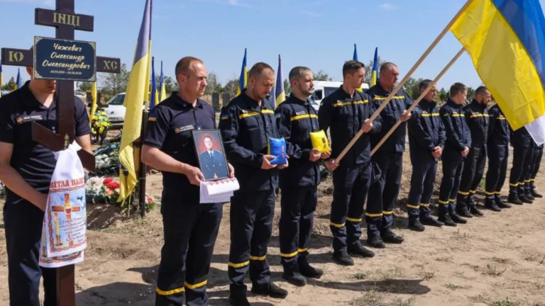 Попрощались із загиблим через російську атаку рятувальником із Херсонщини